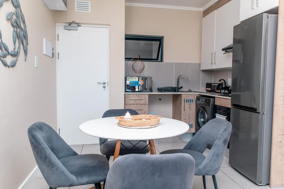 Luxury Ultra Modern Apartment - Queen Bed, Inverter, Pool, Gym & Spacious Balcony Apartment in Dolphin Coast