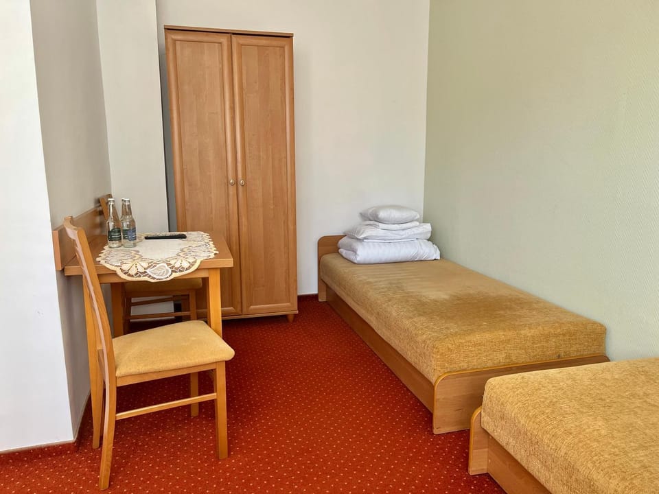 Bed, Bedroom, towels, wardrobe