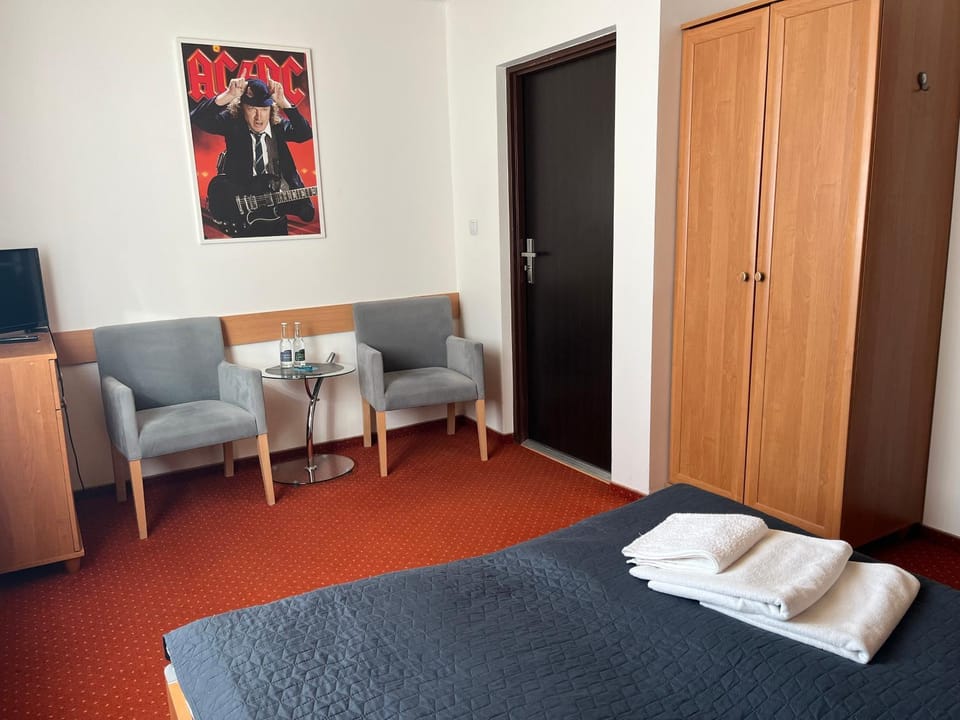 Bed, TV and multimedia, Living room, Seating area, Bedroom, towels, wardrobe
