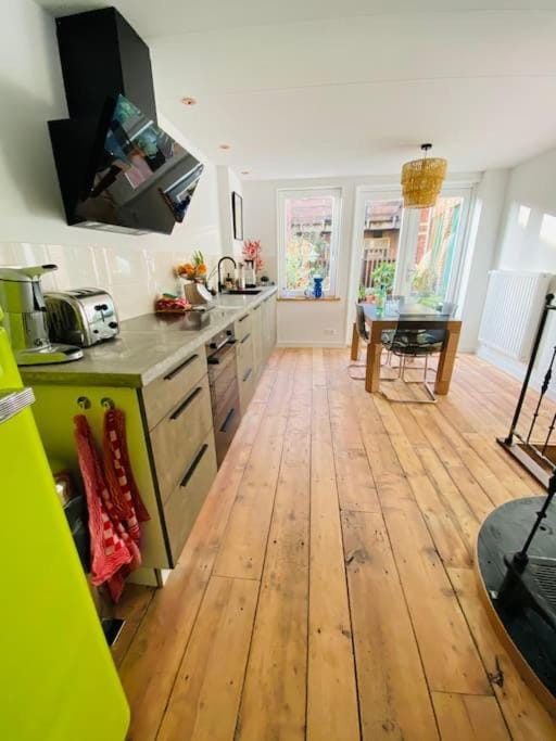 Kitchen or kitchenette, Seating area, pet friendly, stove