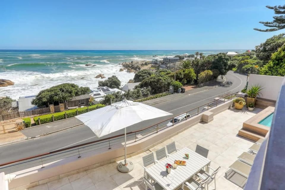Bakoven Sunsets - Luxury Apt with sea views & pool Apartment in Cape Town
