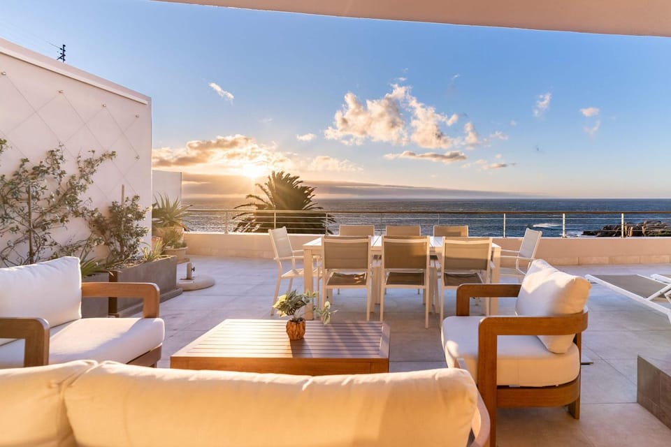 Bakoven Sunsets - Luxury Apt with sea views & pool Apartment in Cape Town