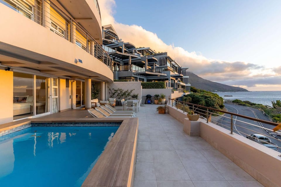 Bakoven Sunsets - Luxury Apt with sea views & pool Apartment in Cape Town