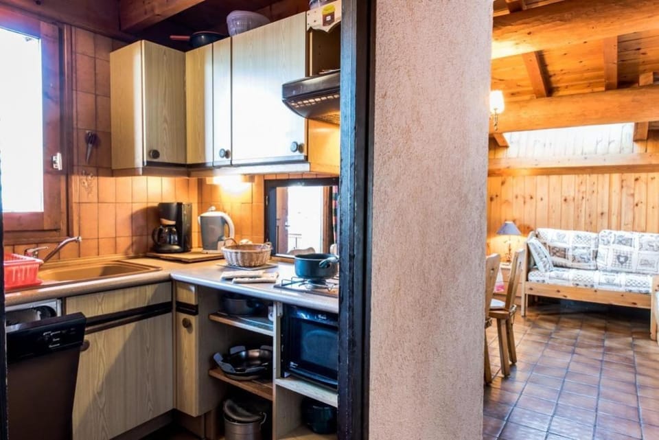 Property building, Kitchen or kitchenette, Living room