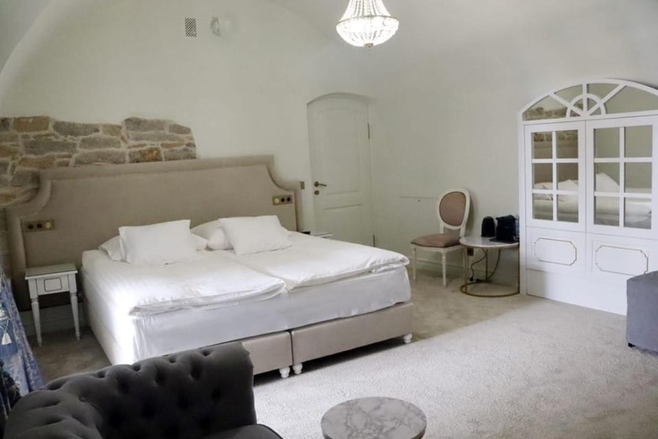 Bed, Photo of the whole room, Seating area, Bedroom, hair dresser