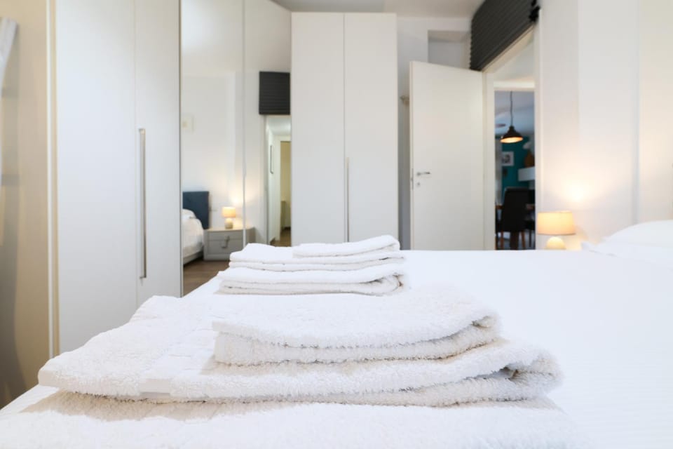 Bed, Bedroom, towels