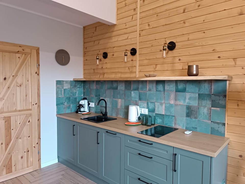Coffee/tea facilities, Kitchen or kitchenette, stove