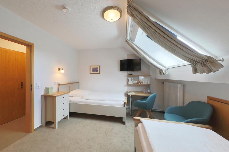 TV and multimedia, Coffee/tea facilities, Photo of the whole room, Seating area, Bedroom