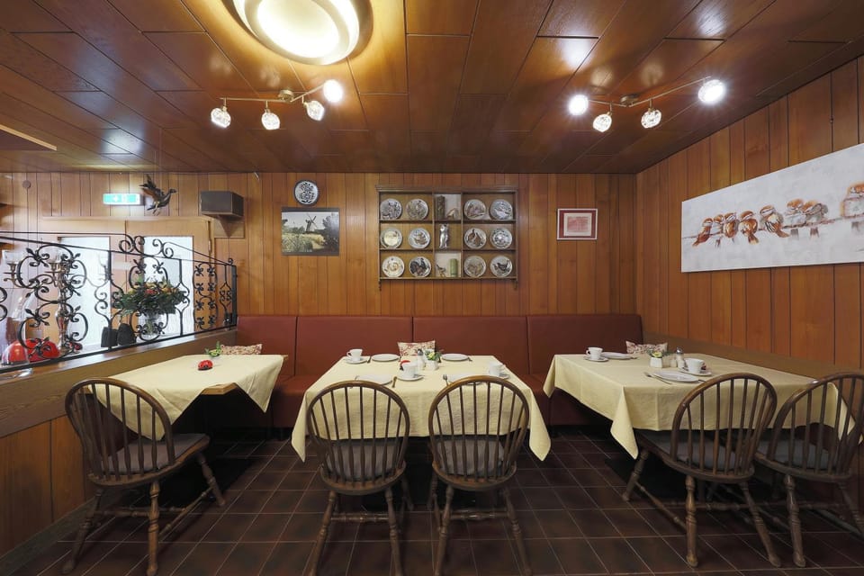 Restaurant/places to eat, Restaurant/places to eat, Banquet/Function facilities
