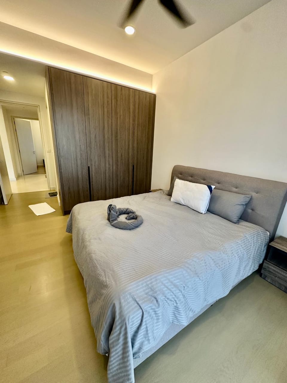 Bed, Photo of the whole room, Bedroom, fireplace, towels