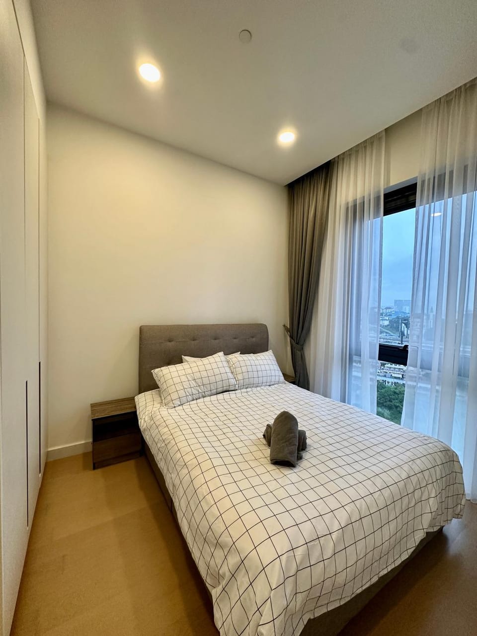 Bed, Photo of the whole room, Bedroom, towels