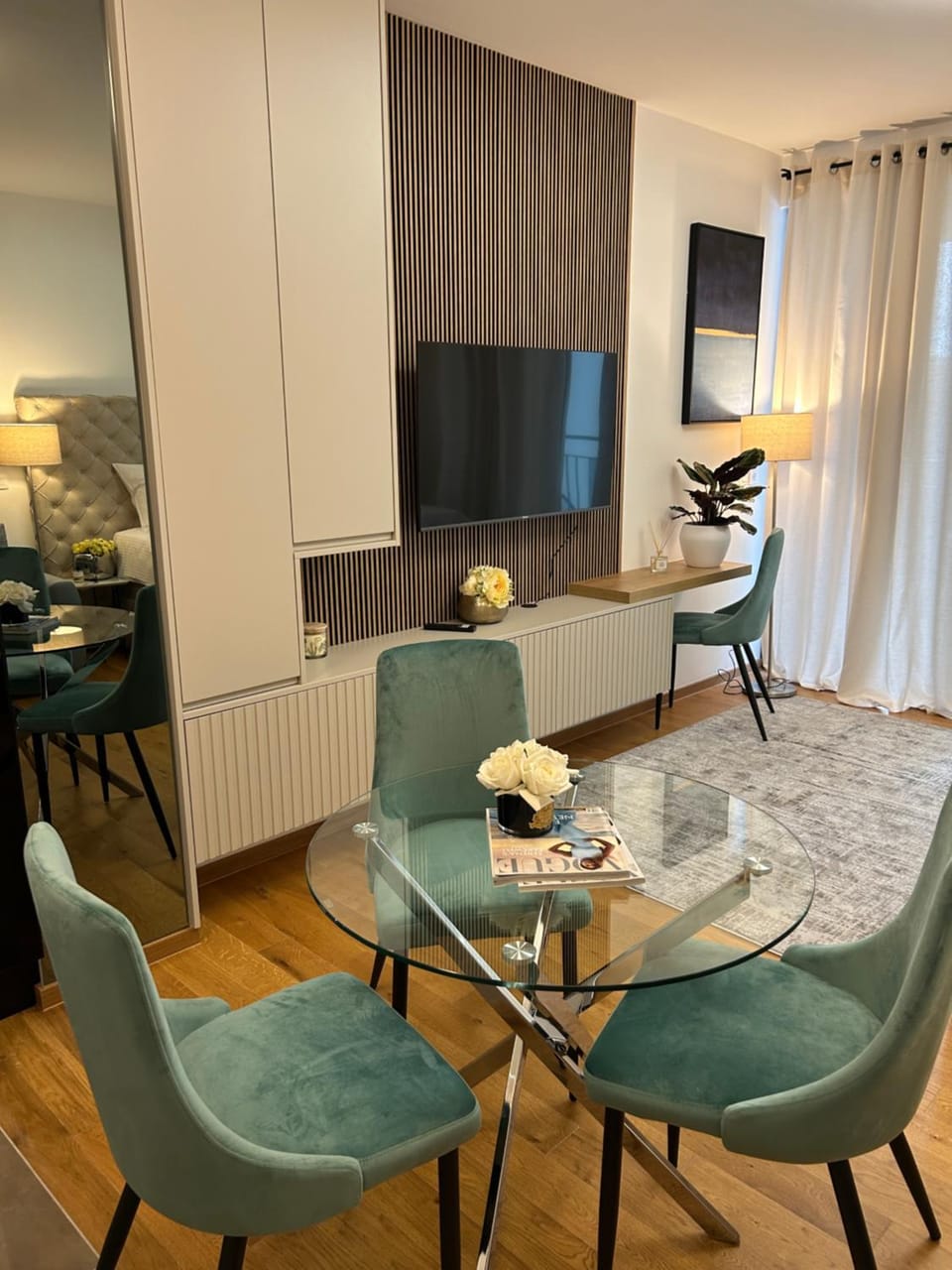 Communal lounge/ TV room, TV and multimedia, Living room, Seating area, Dining area
