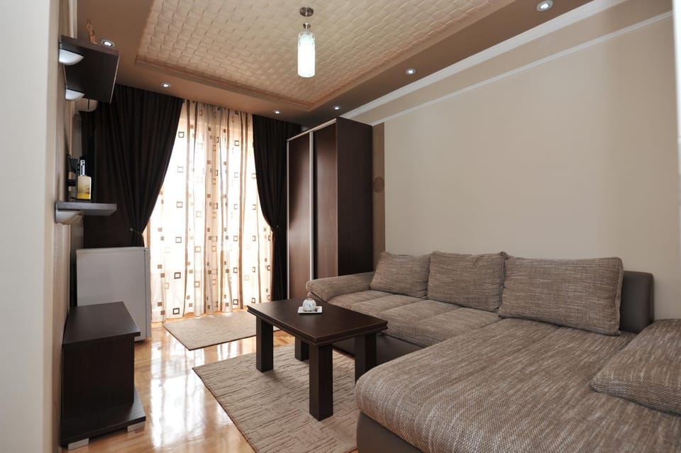 Staff, Bed, People, TV and multimedia, View (from property/room), Living room, Photo of the whole room, Decorative detail, Seating area, Lake view, Family