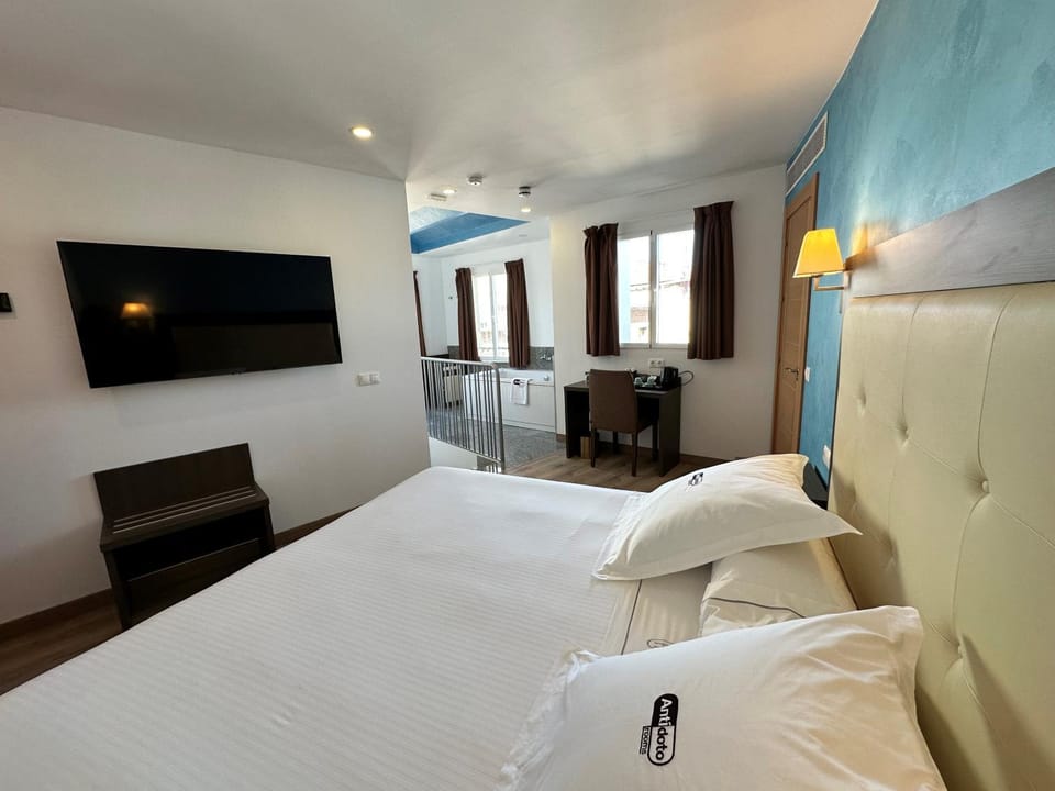 Bed, TV and multimedia, Photo of the whole room, Bedroom
