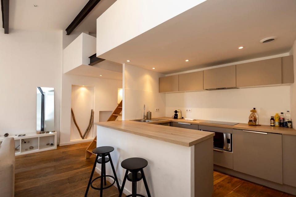 Kitchen or kitchenette, Dining area, stove
