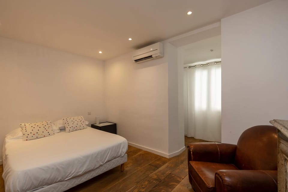 Photo of the whole room, air conditioner