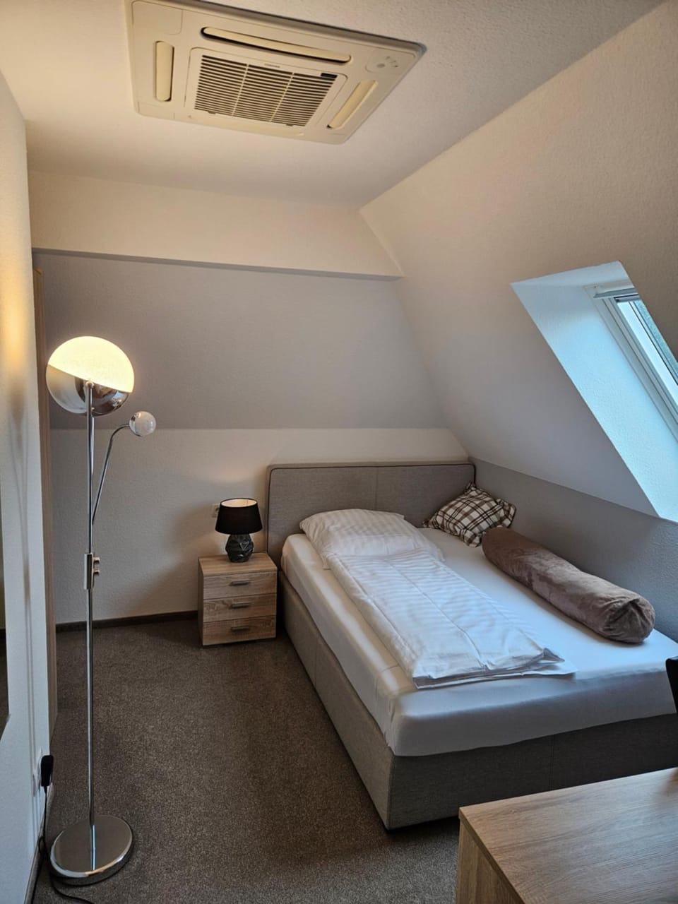 Bed, Photo of the whole room, Bedroom, air conditioner