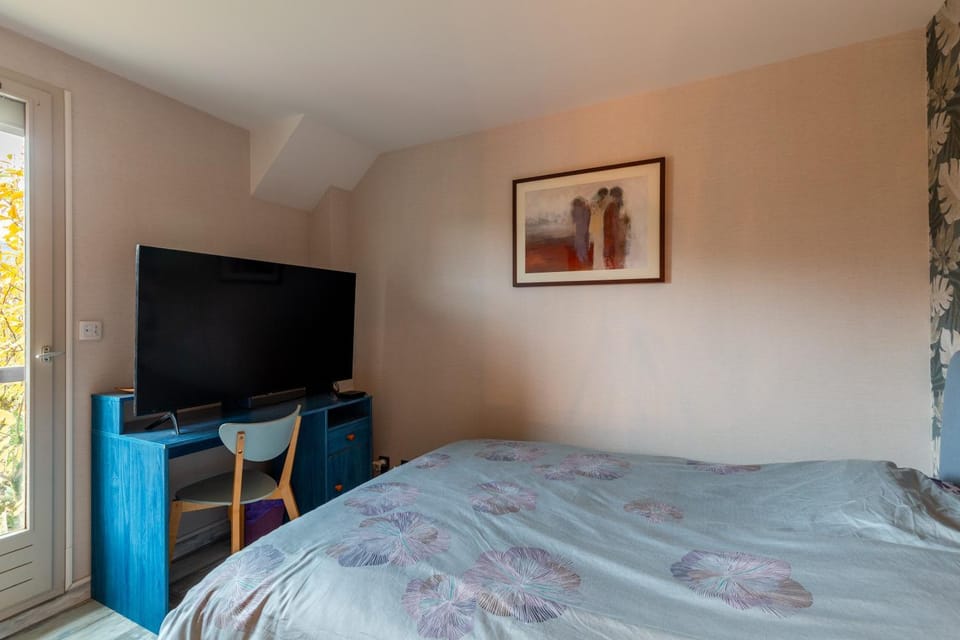 Property building, Living room, Bedroom