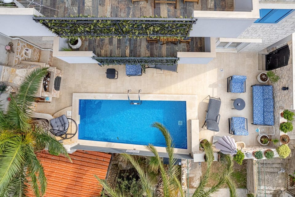 Property building, Patio, Day, Pool view, Swimming pool, sunbed