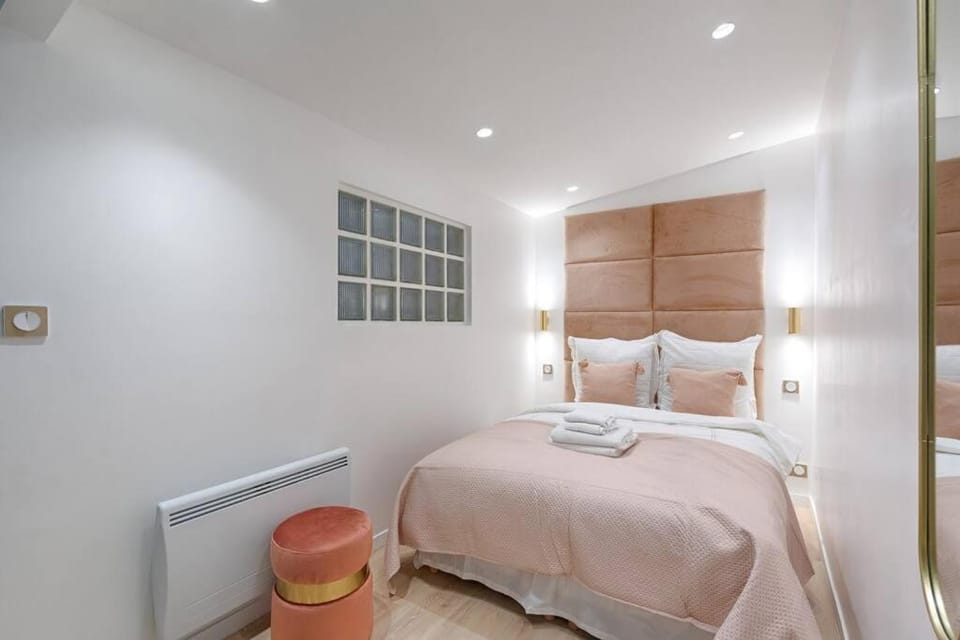 Bed, Photo of the whole room, Bedroom, internet
