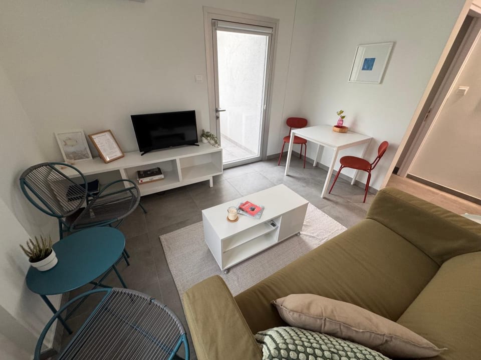 Communal lounge/ TV room, TV and multimedia, Living room, Seating area, Evening entertainment