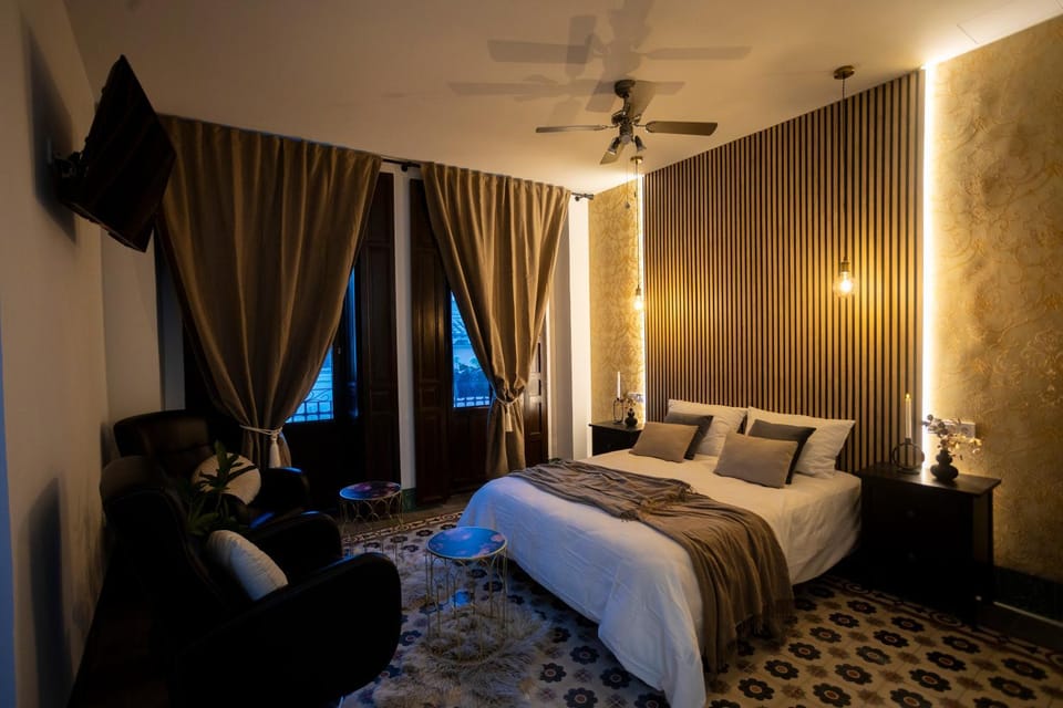 Bed, Photo of the whole room, fireplace