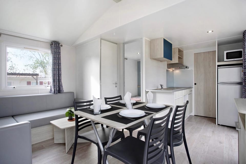 Property building, Kitchen or kitchenette, Living room