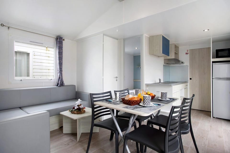 Property building, Kitchen or kitchenette, Living room