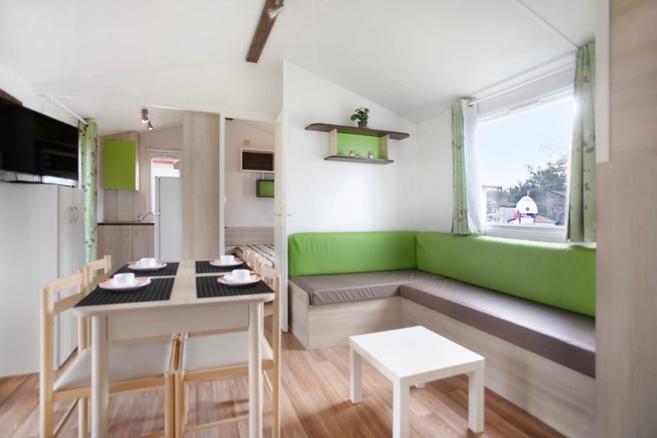 Property building, Kitchen or kitchenette, Living room