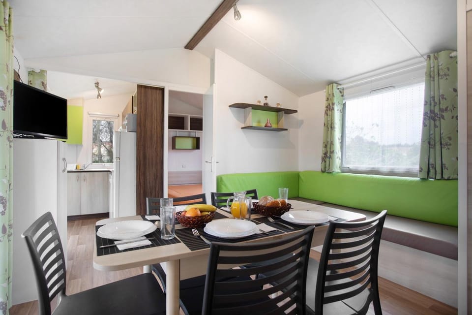 Property building, Kitchen or kitchenette, Living room