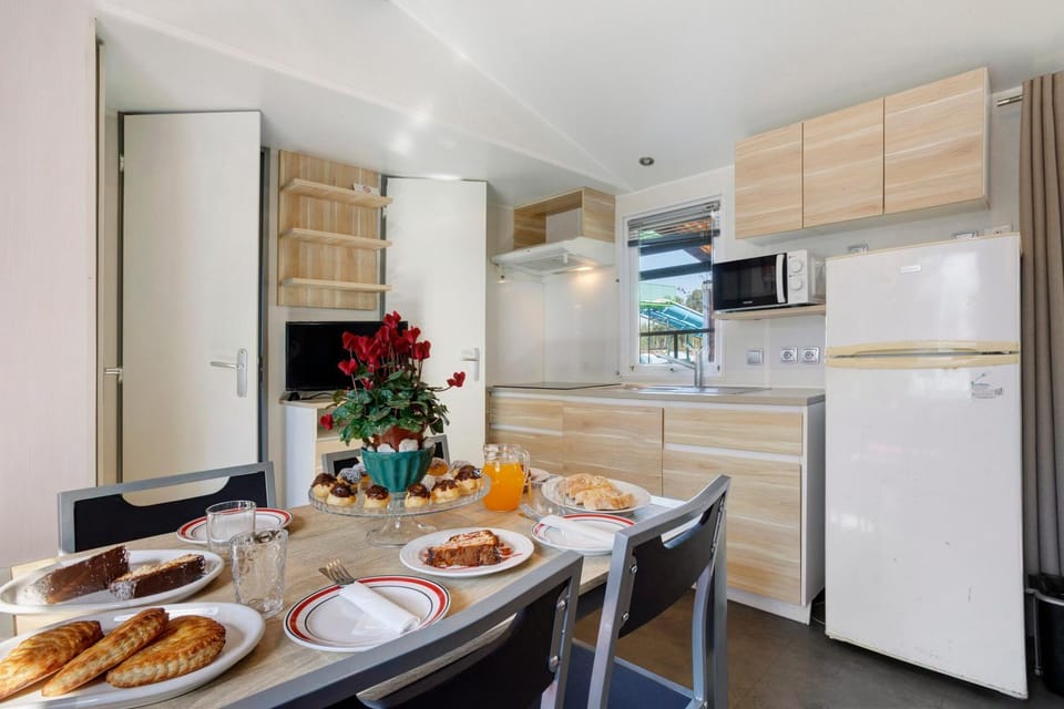 Property building, Kitchen or kitchenette, Living room