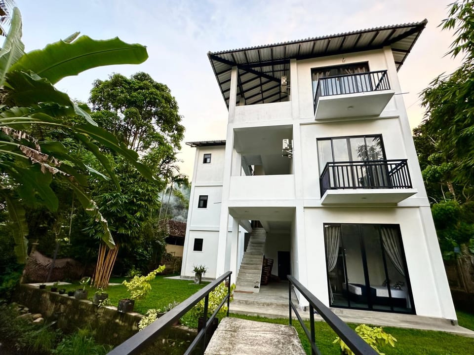 Property building, Day, Garden, Balcony/Terrace