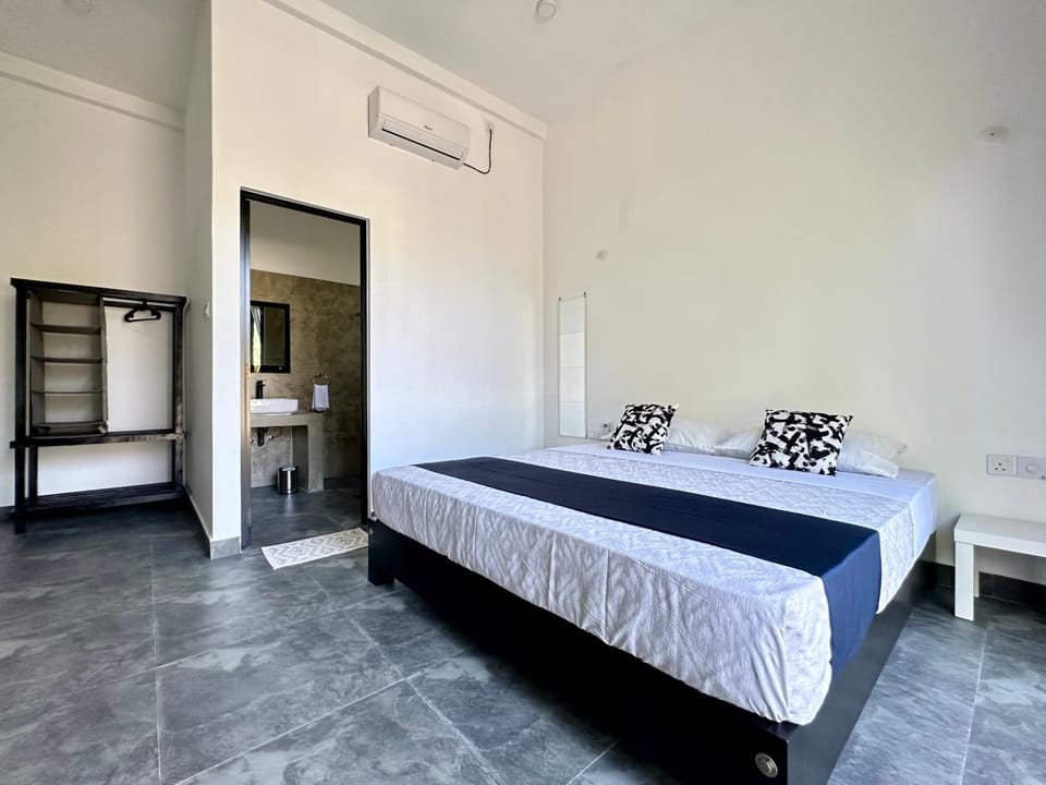 Shower, Bed, Photo of the whole room, Bedroom, wardrobe, air conditioner
