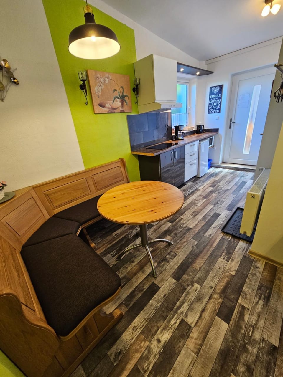 Kitchen or kitchenette, Seating area, Dining area