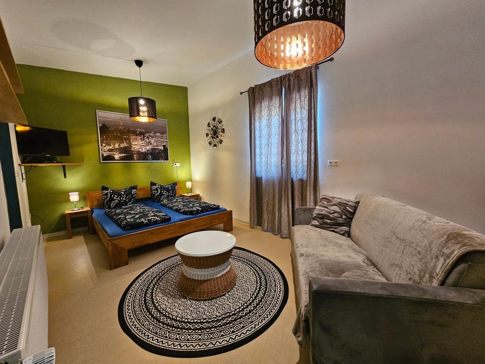 TV and multimedia, Photo of the whole room, Bedroom