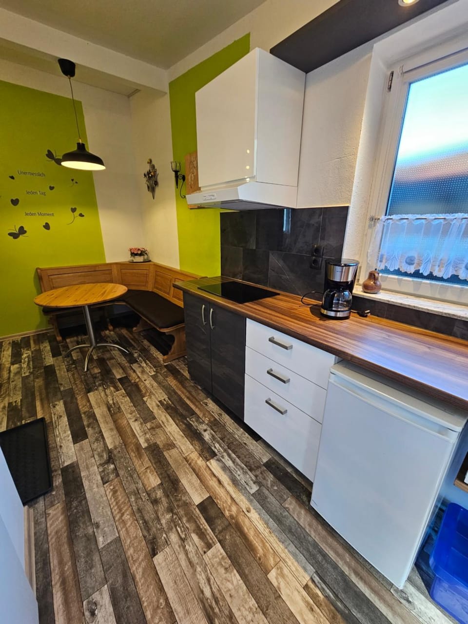 Kitchen or kitchenette, Dining area, stove
