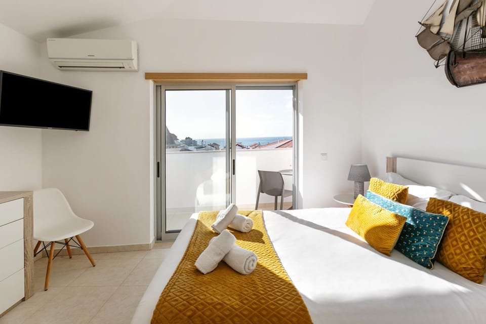 Bed, TV and multimedia, Photo of the whole room, Bedroom, towels, air conditioner