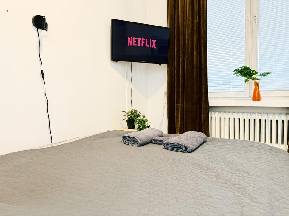 Bed, TV and multimedia, Living room