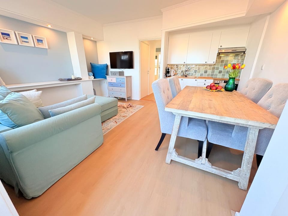 Kitchen or kitchenette, Living room, Seating area, Dining area