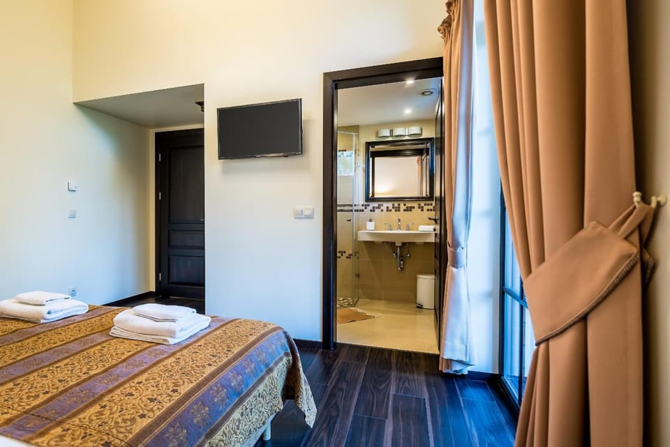 Bathroom, TV and multimedia, Bedroom