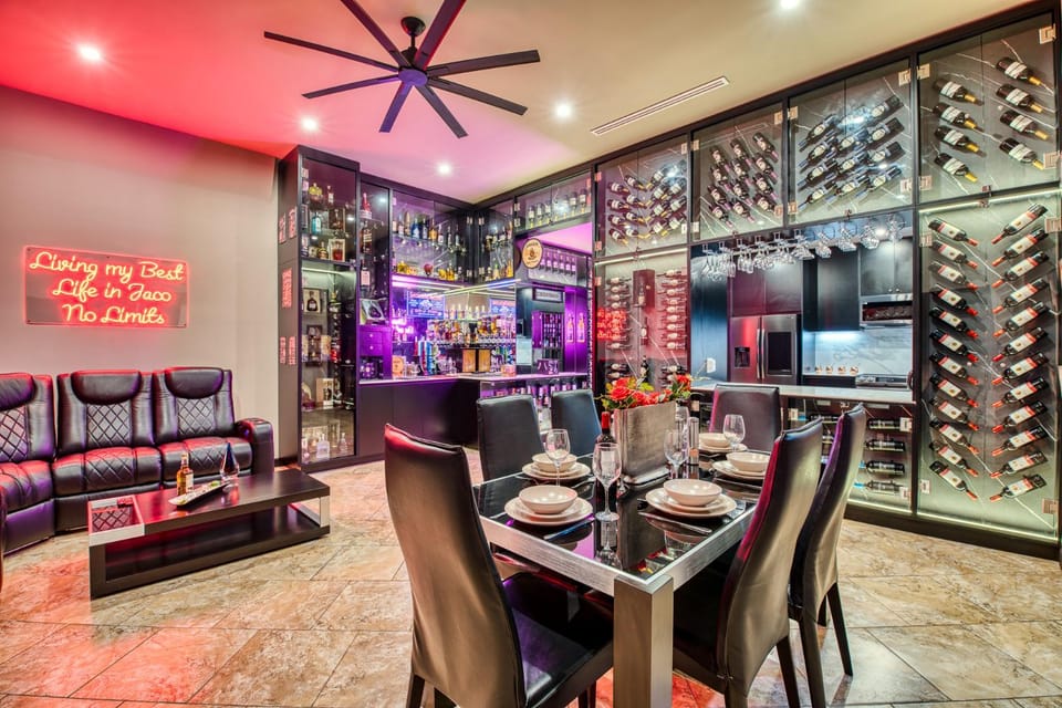 Communal lounge/ TV room, Communal lounge/ TV room, TV and multimedia, Living room, Lounge or bar, Seating area, Dining area, Evening entertainment, fireplace, locker, air conditioner