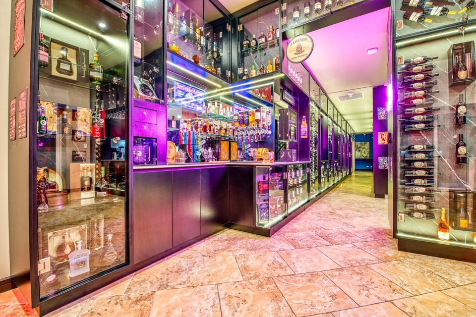 Lounge or bar, Decorative detail, Entertainment, air conditioner
