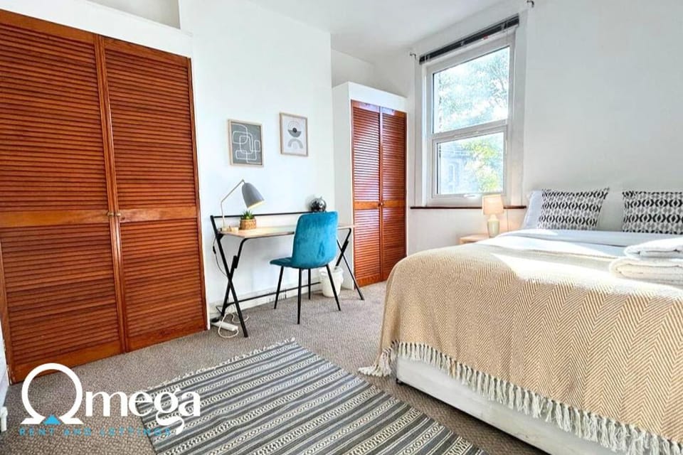 Double Room with a shared Kitchen and bathroom in a 5-Bedroom House at Hanwell Apartment in Southall