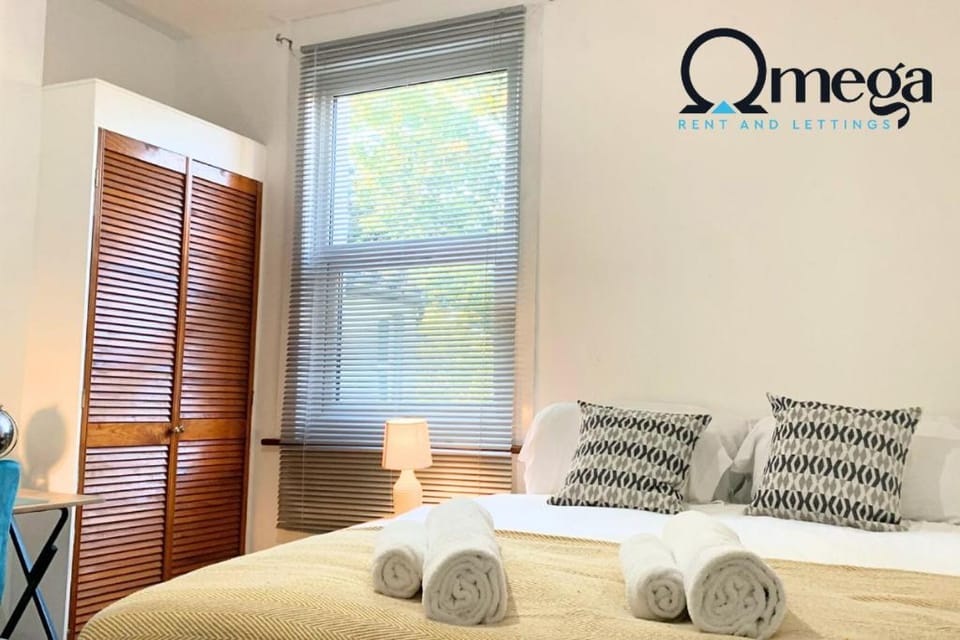 Double Room with a shared Kitchen and bathroom in a 5-Bedroom House at Hanwell Apartment in Southall