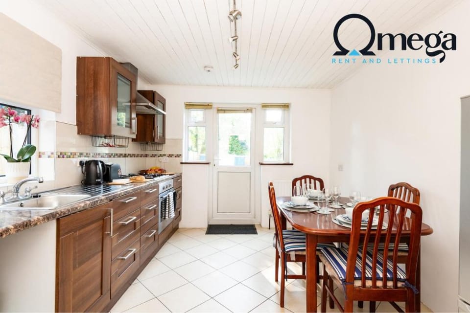 Kitchen or kitchenette, Dining area, oven, stove, toaster