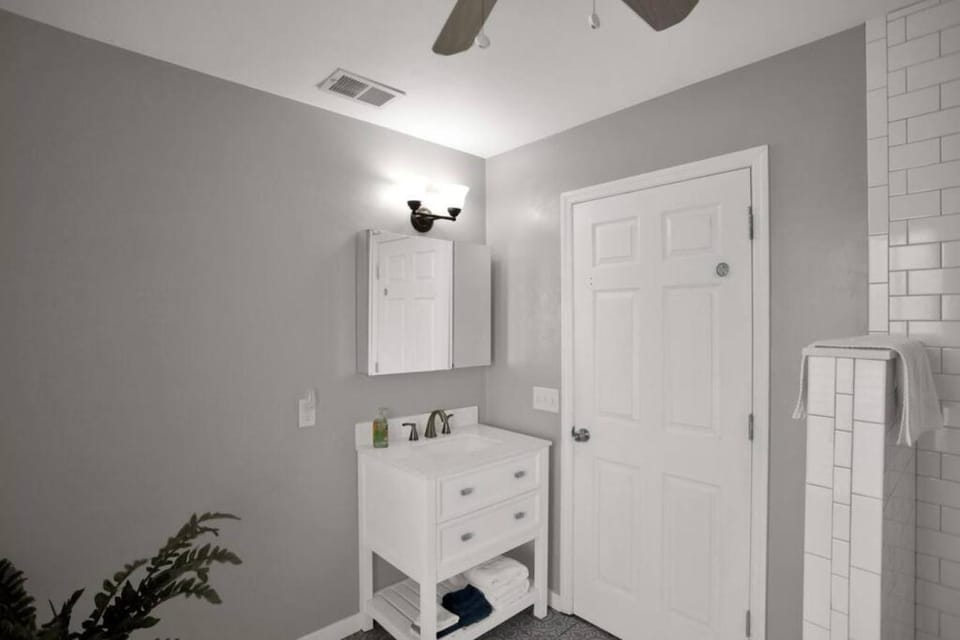 1940 cottage seen on FYI, 2bd 2ba House in Gainesville