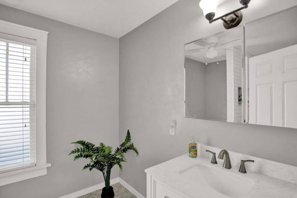 1940 cottage seen on FYI, 2bd 2ba House in Gainesville