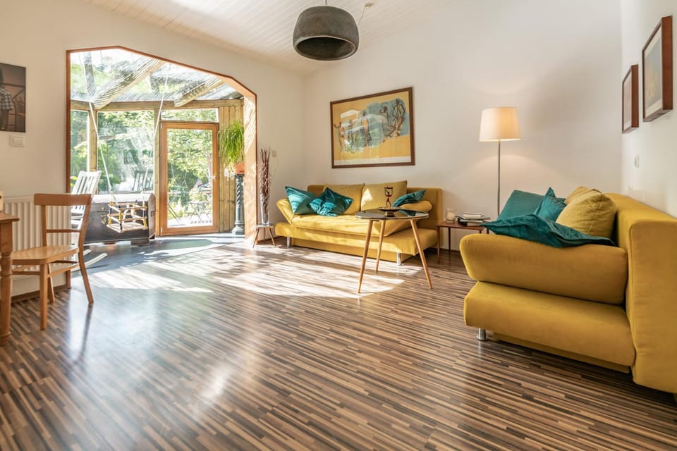 Bed, TV and multimedia, Living room, Photo of the whole room, Decorative detail, Seating area, Garden view