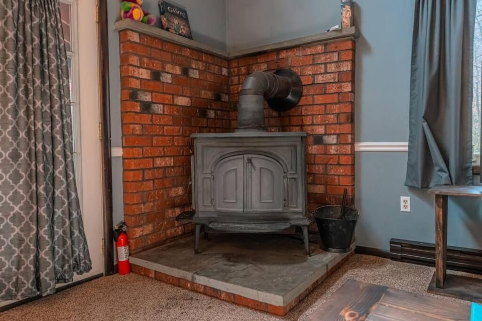 Cheerful Chalet - Fireplace, BBQ, Firepit& Hottub Chalet in Tunkhannock Township