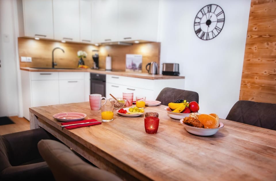 Kitchen or kitchenette, Dining area